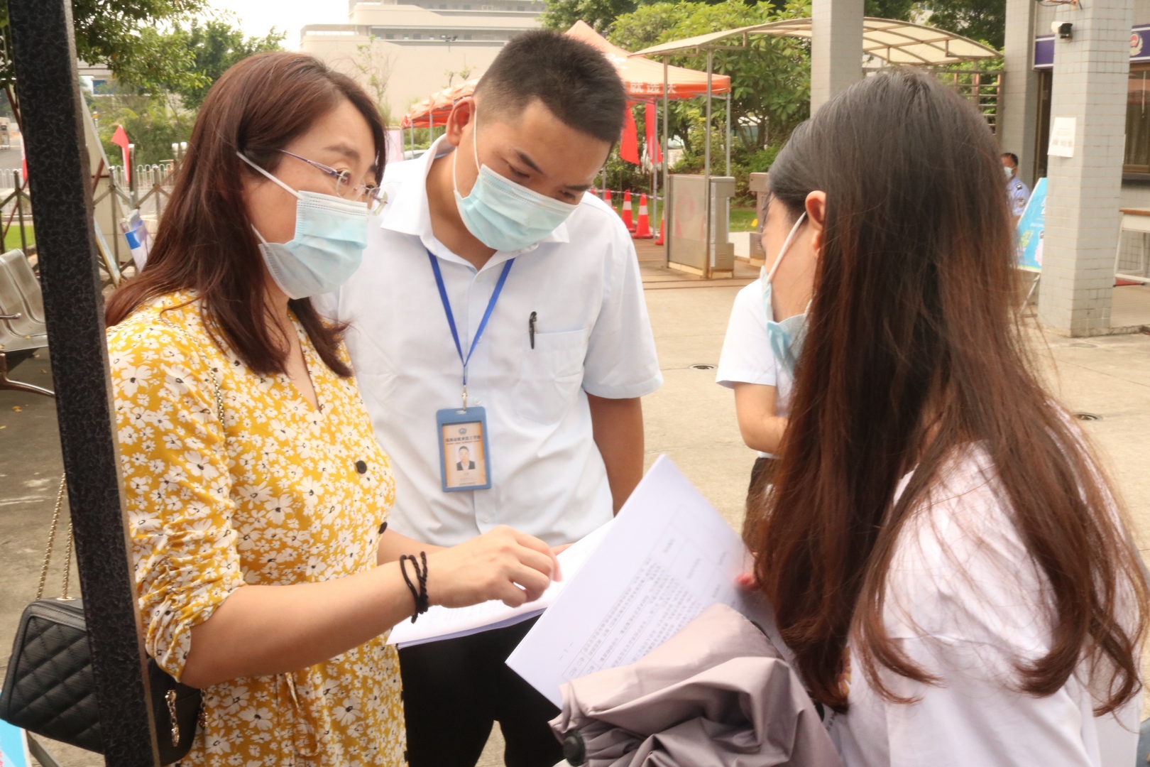 珠海市人社局、高新区多部分联合检查组一行莅临我校指导秋季开学疫情防控事情_万利国际