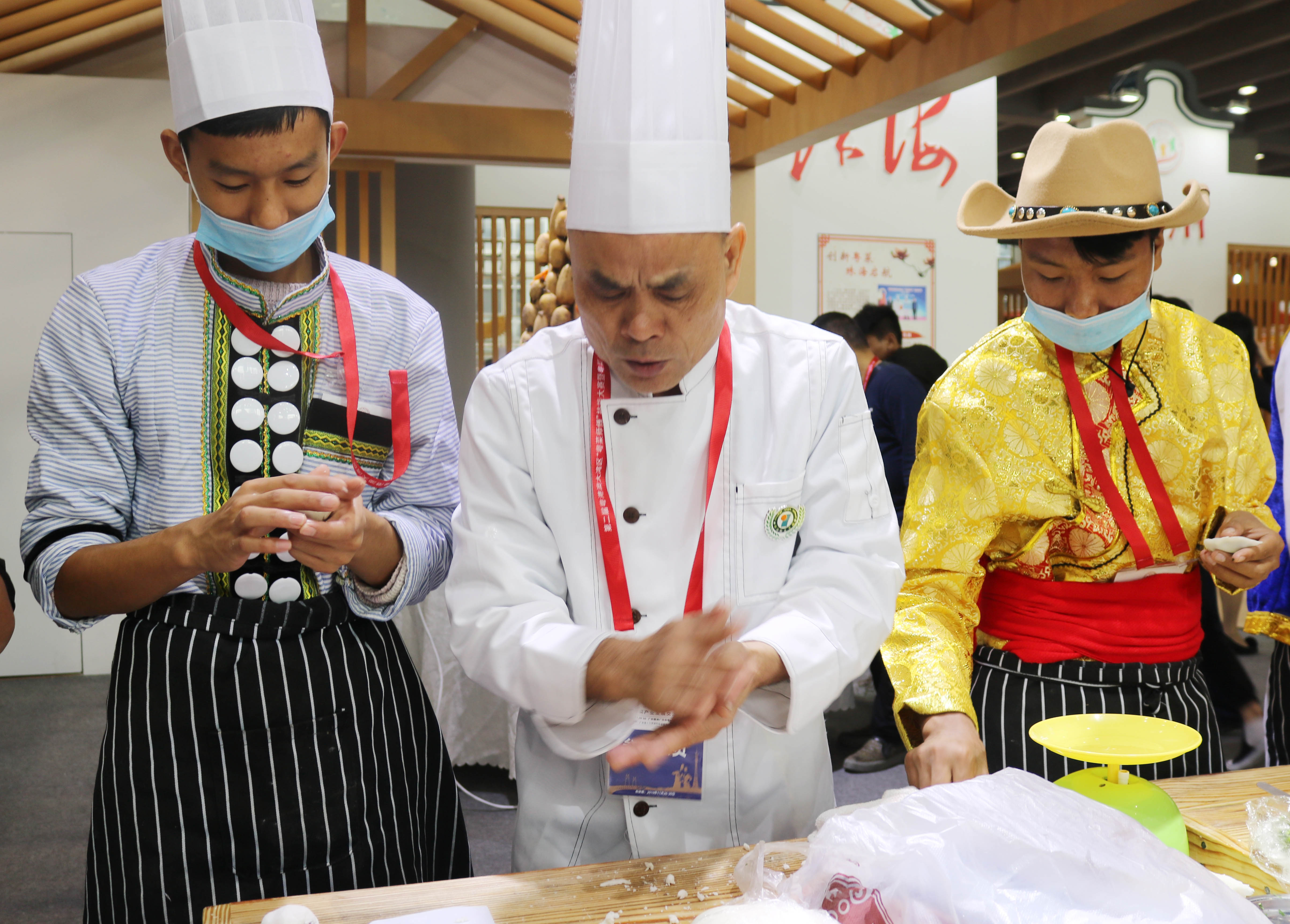 粤菜师傅 竞技羊城丨我校师生代表加入第二届粤港澳大湾区“粤菜师傅”手艺大赛暨粤菜工业生长交流活动_万利国际