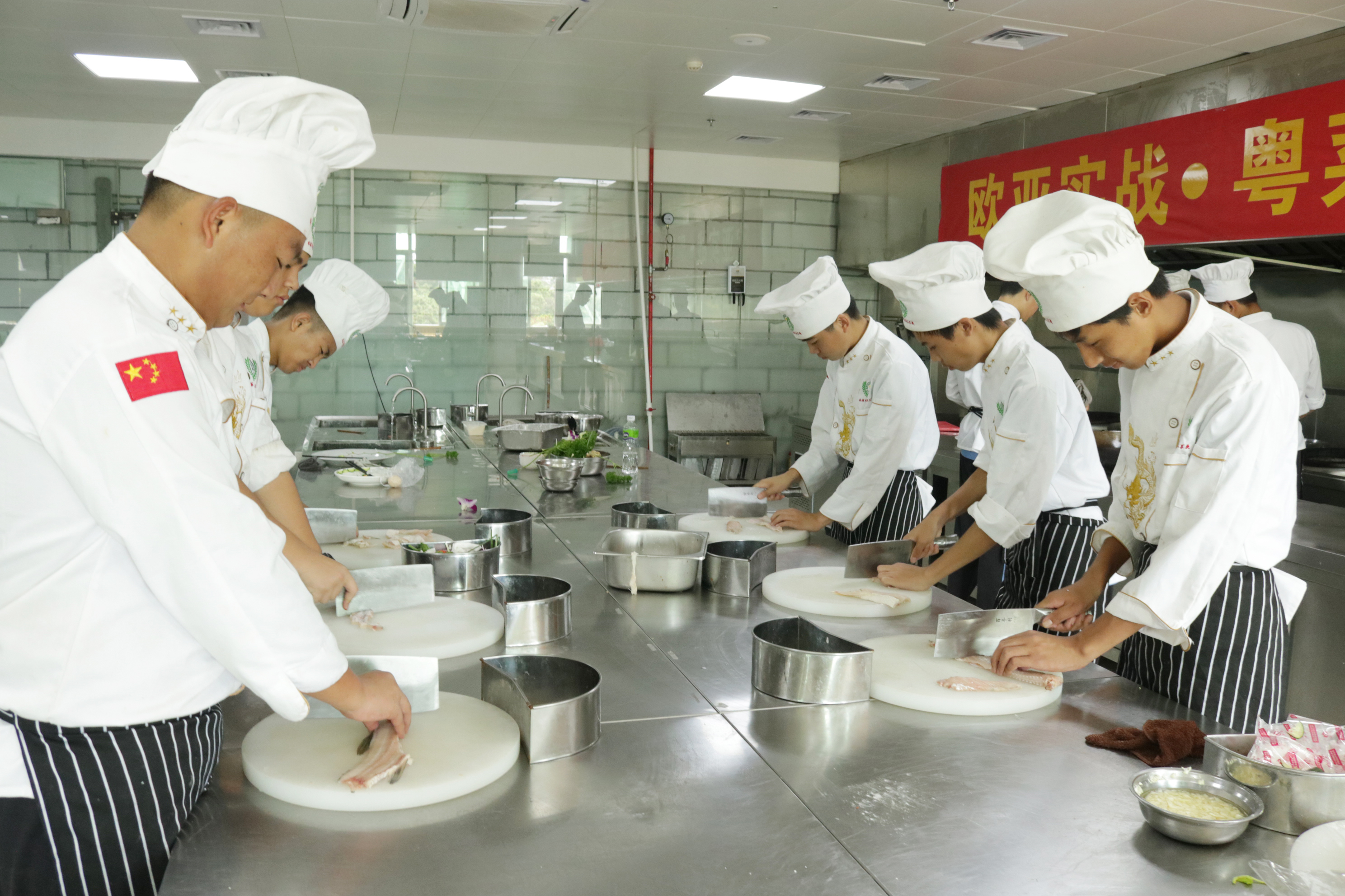 舌尖上的较量丨2019年珠海市高新区中式烹饪师（粤菜唐家肴） 手艺竞赛在我校圆满举行_万利国际