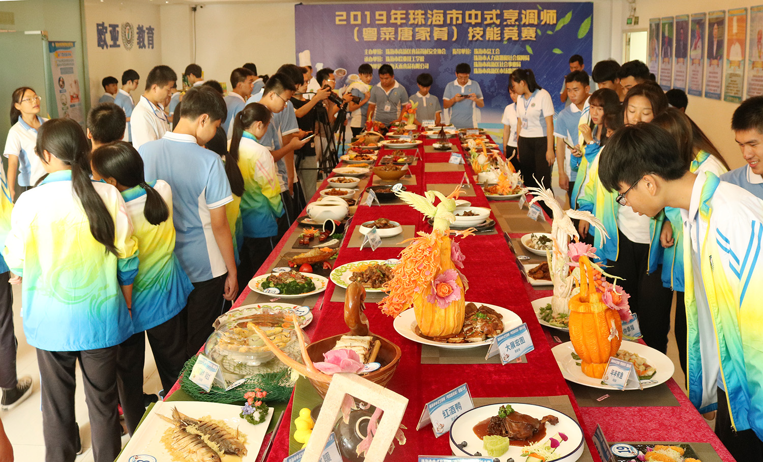 舌尖上的较量丨2019年珠海市高新区中式烹饪师（粤菜唐家肴） 手艺竞赛在我校圆满举行_万利国际