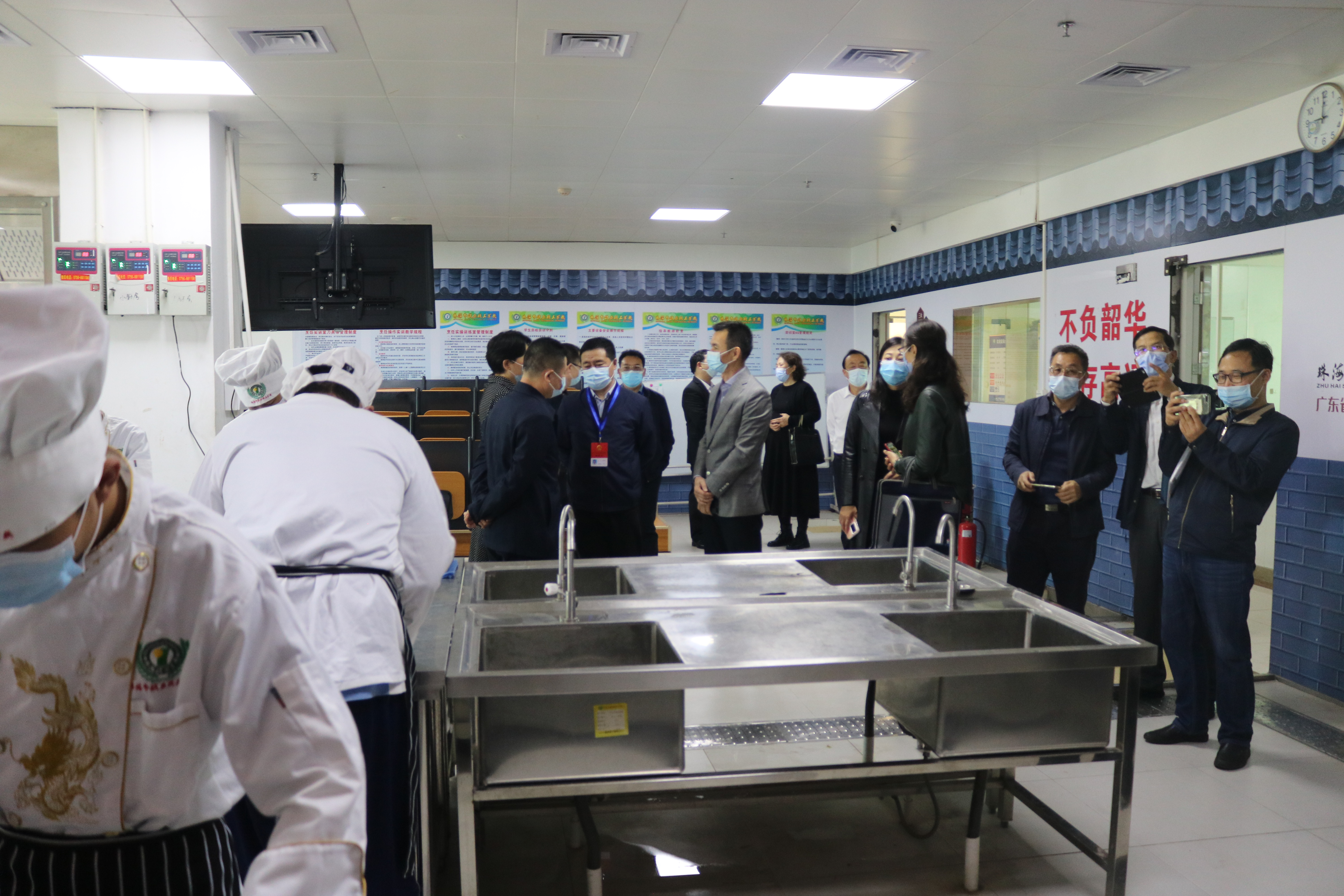 向导眷注丨珠海市人大、市人社局向导莅临我校调研指导事情_万利国际