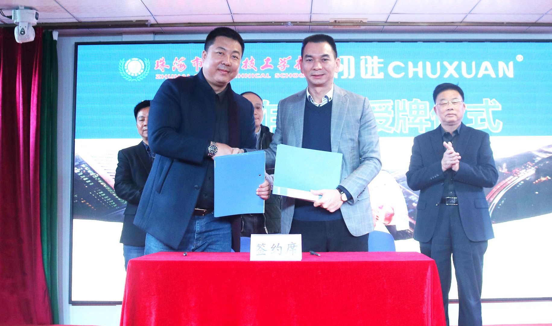 校企相助，，协手育才丨我校与珠海匠心食物有限公司告竣冠名班定向相助_万利国际
