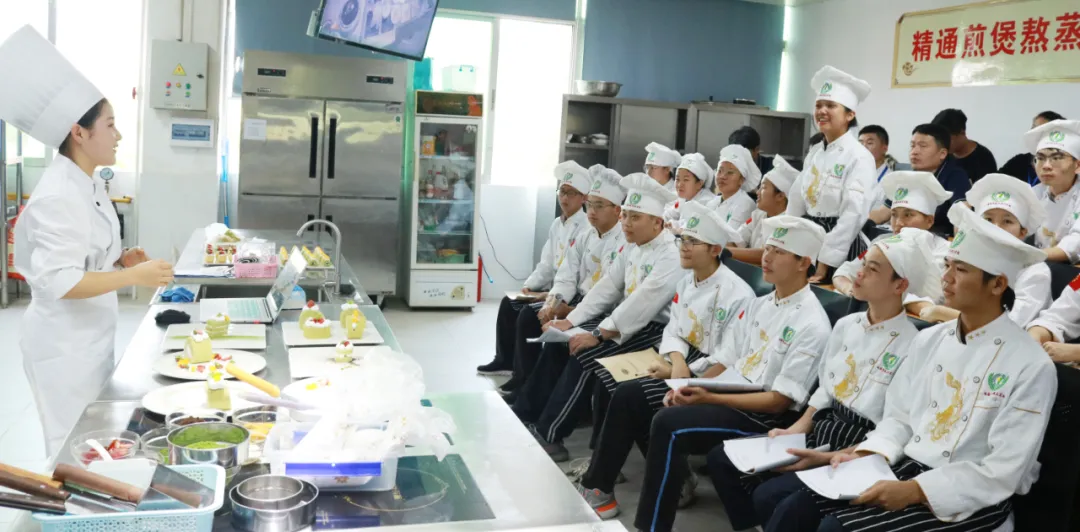 《接待上技校》丨快来看看读技校有哪些利益~_万利国际