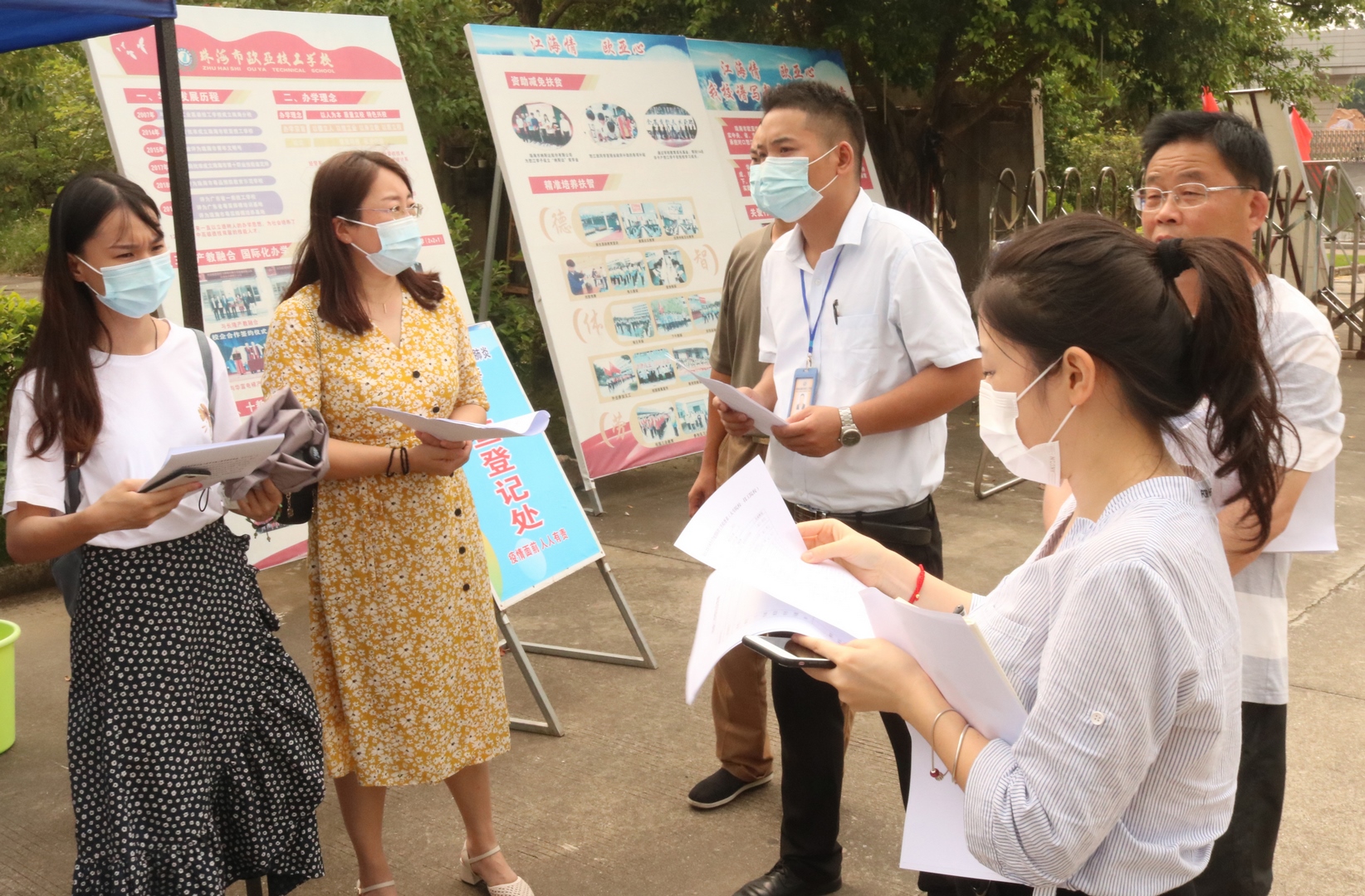 珠海市人社局、高新区多部分联合检查组一行莅临我校指导秋季开学疫情防控事情_万利国际