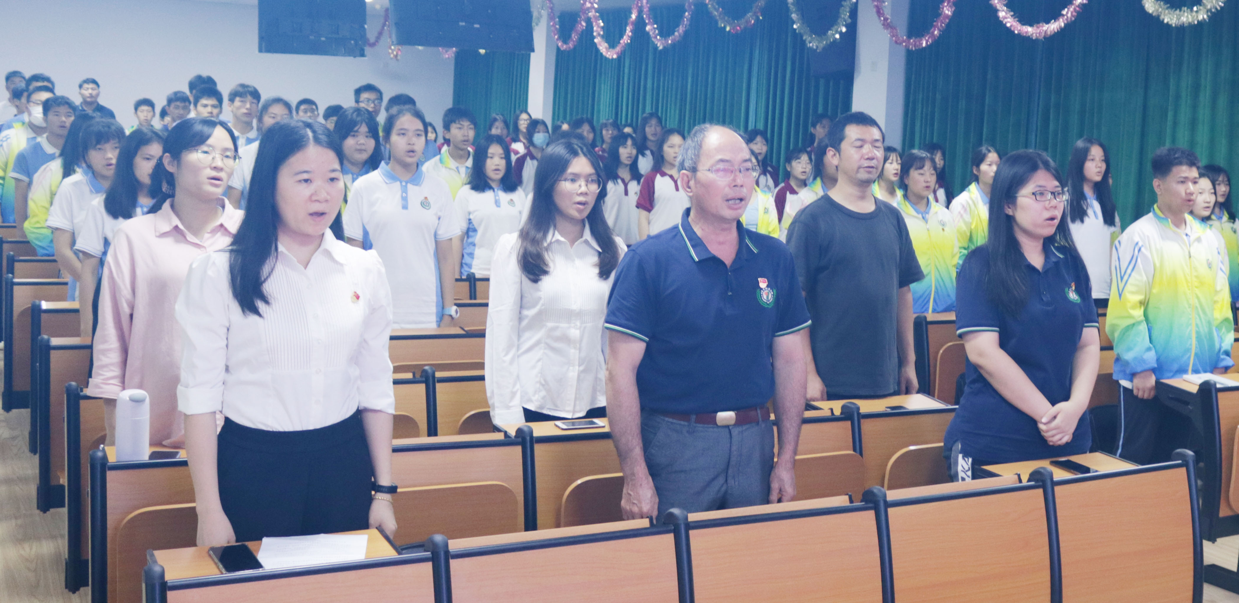 青春情向党，，斗争正其时丨我校举行新团员入团宣誓仪式_万利国际